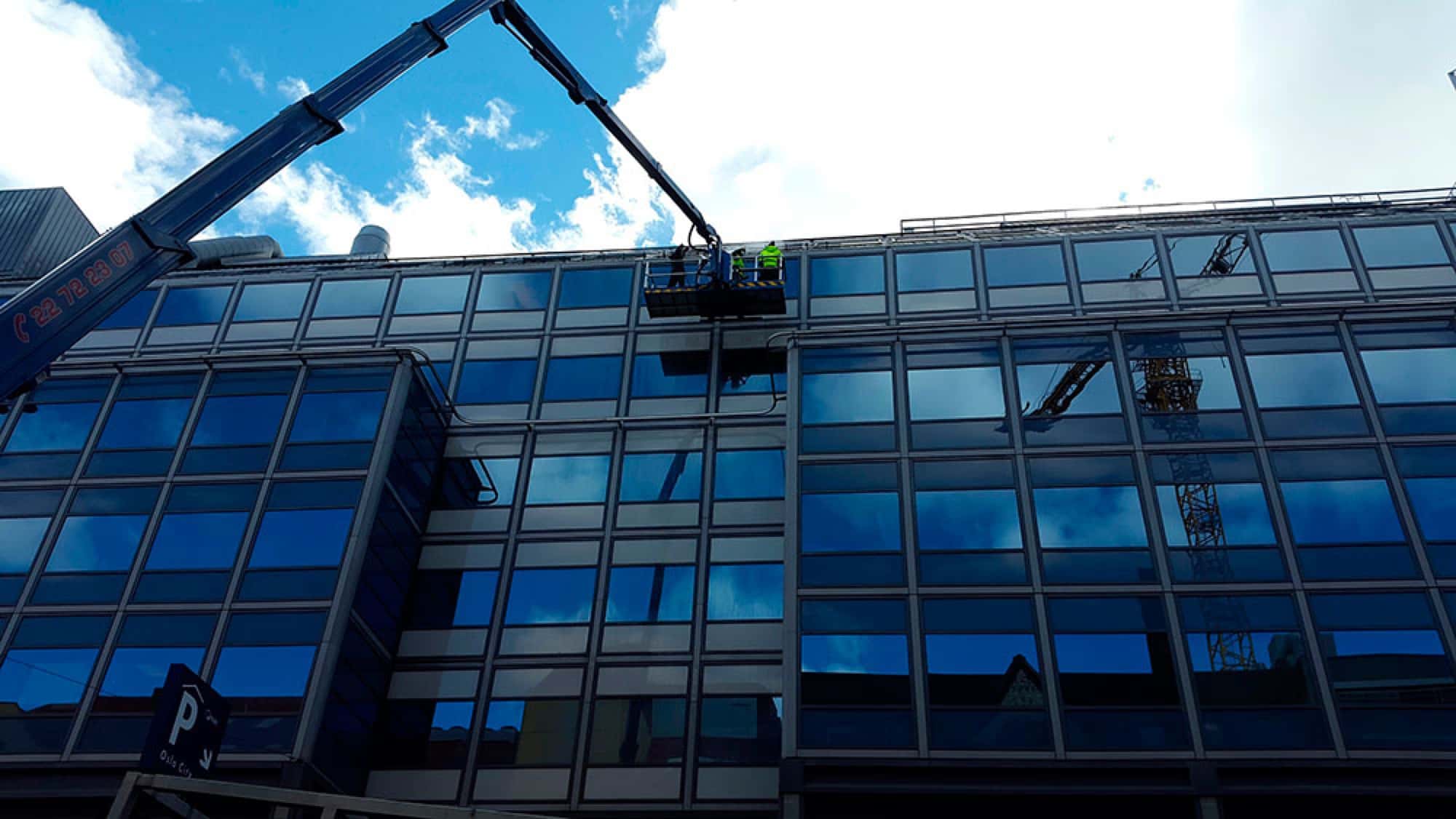 Fasadevask utført av Vinduspuss AS i Oslo.