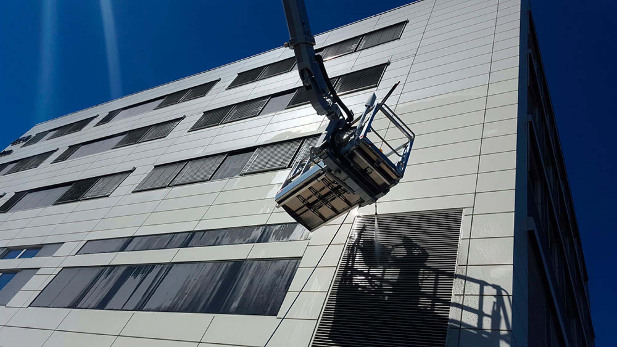 Fasadevask utført av Vinduspuss AS i Oslo.