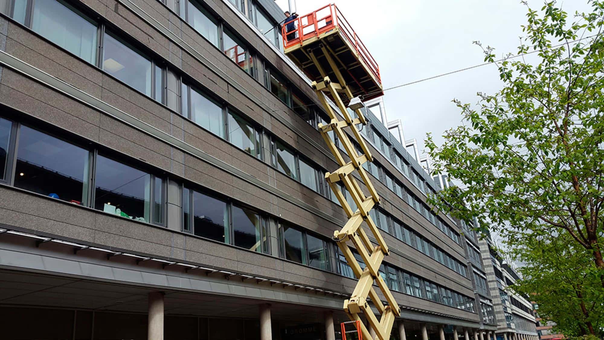 Fasadevask utført av Vinduspuss AS i Oslo.